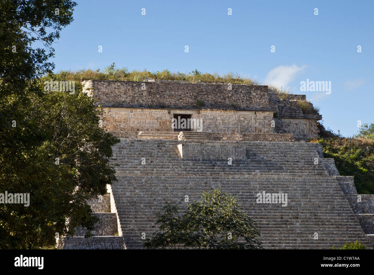 Die große Pyramide in der Puuc-Stil-Maya-Ruinen von Uxmal in der Yucatan Halbinsel, Mexiko. Stockfoto