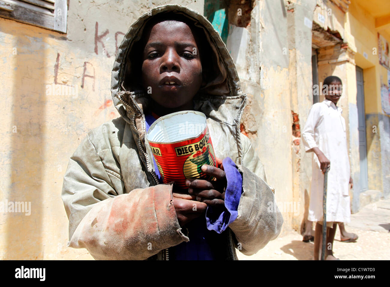 Young Talibé (Studenten aus einer Koran-Schule) Betteln auf den Straßen von Saint-Louis, Senegal Stockfoto