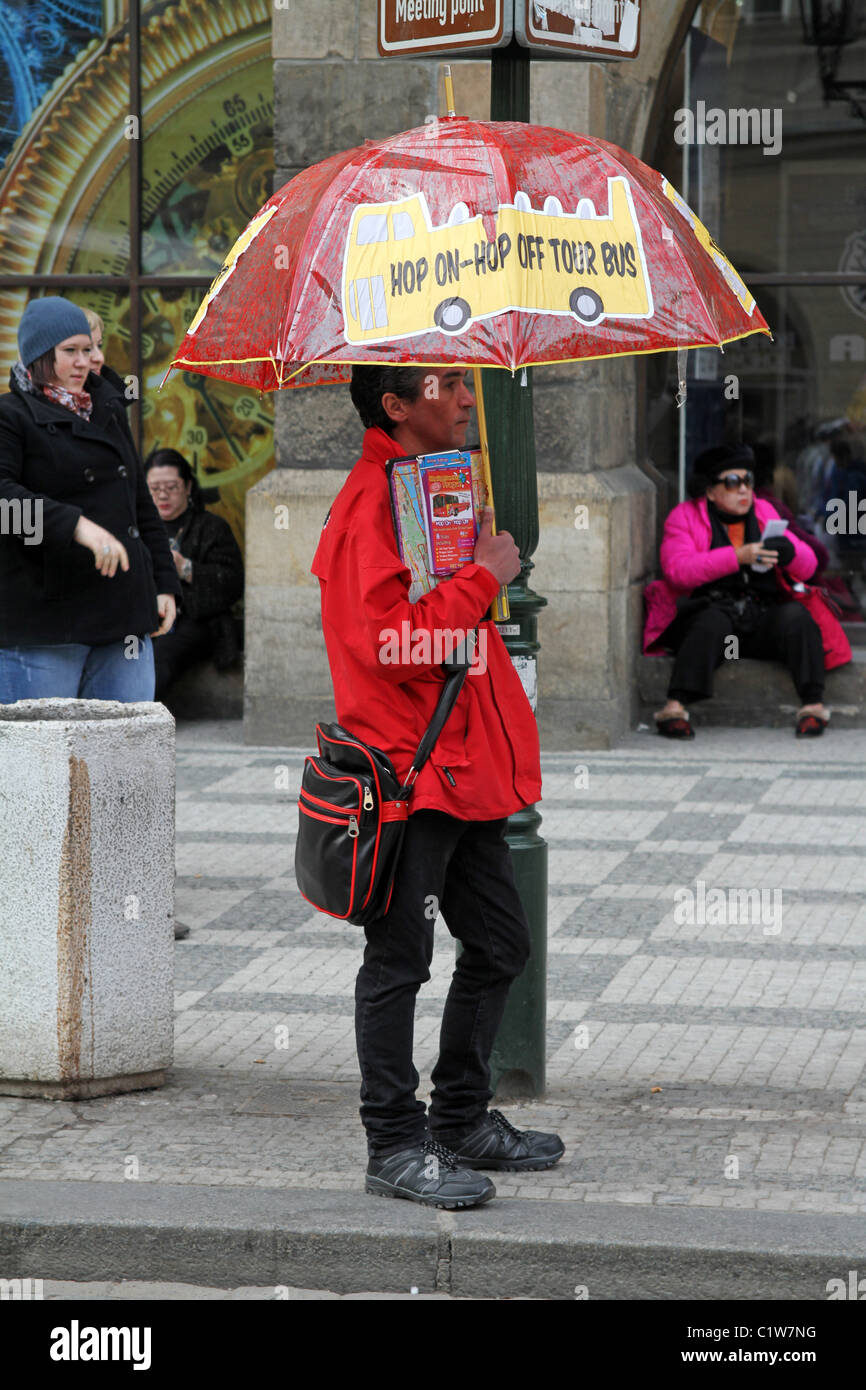 "Hop on-Hop off" Reiseleiter Bus Werbung touristische Touren auf einen Regenschirm in Prag, Tschechische Republik Stockfoto