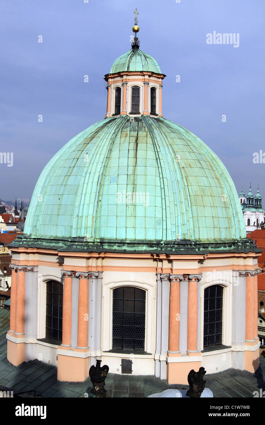 Grüne Kuppel der Kirche des St. Franziskus von Assisi in Prag, Tschechische Republik Stockfoto