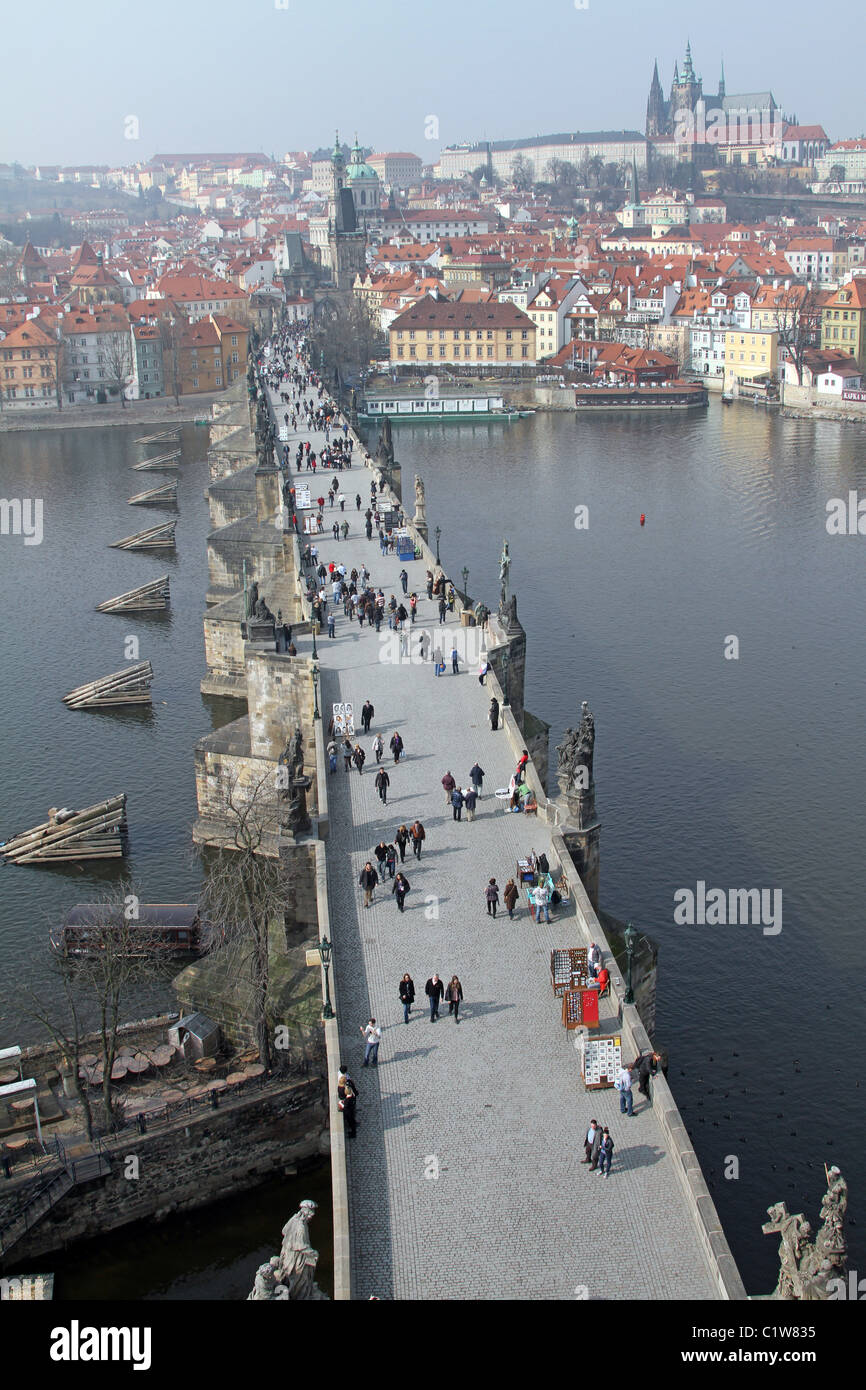 Skyline von St. Vitus Cathedral und die Prager Burg mit der Karlsbrücke in Prag, Tschechische Republik Stockfoto