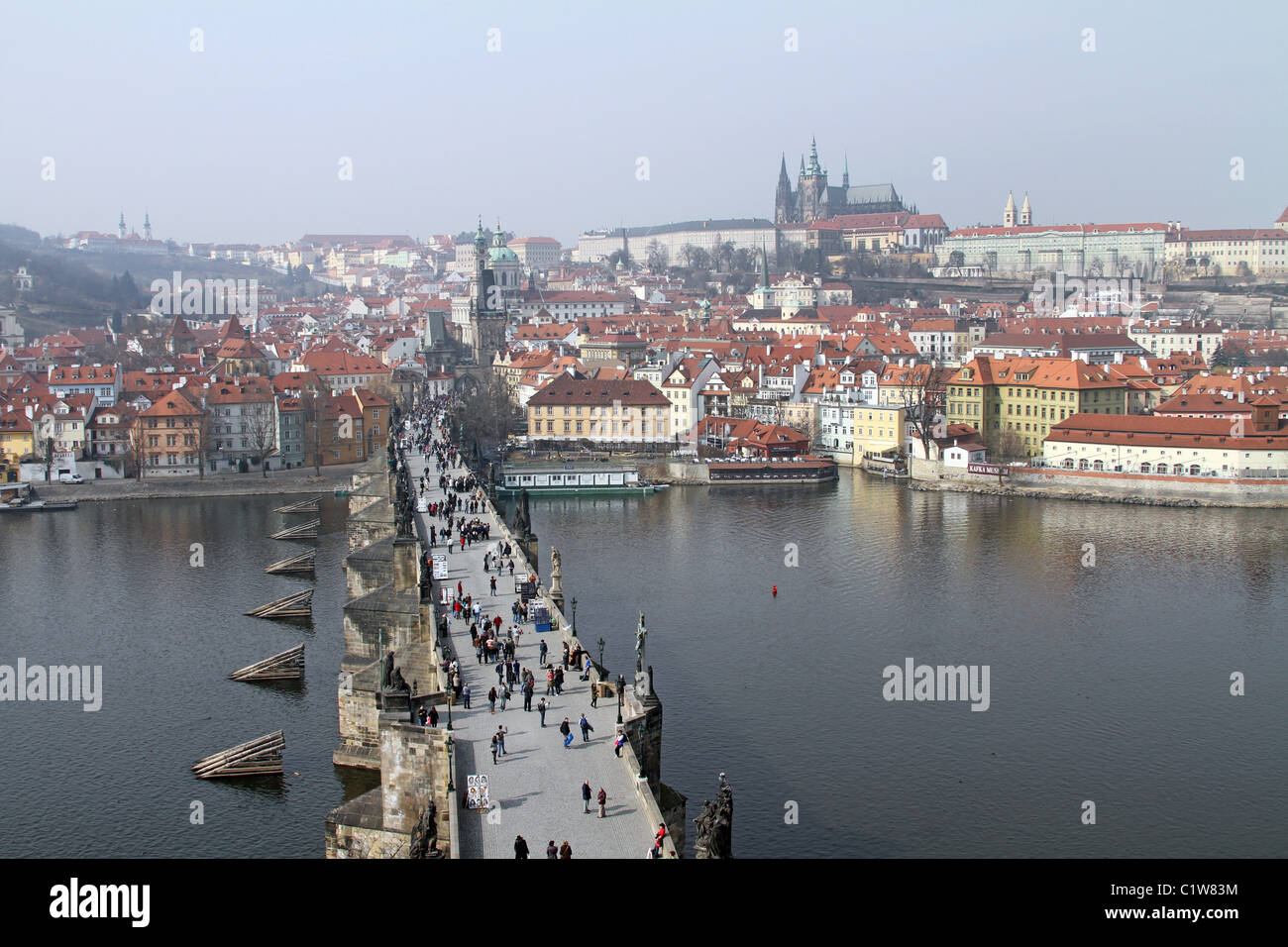 Skyline von St. Vitus Cathedral und die Prager Burg mit der Karlsbrücke in Prag, Tschechische Republik Stockfoto