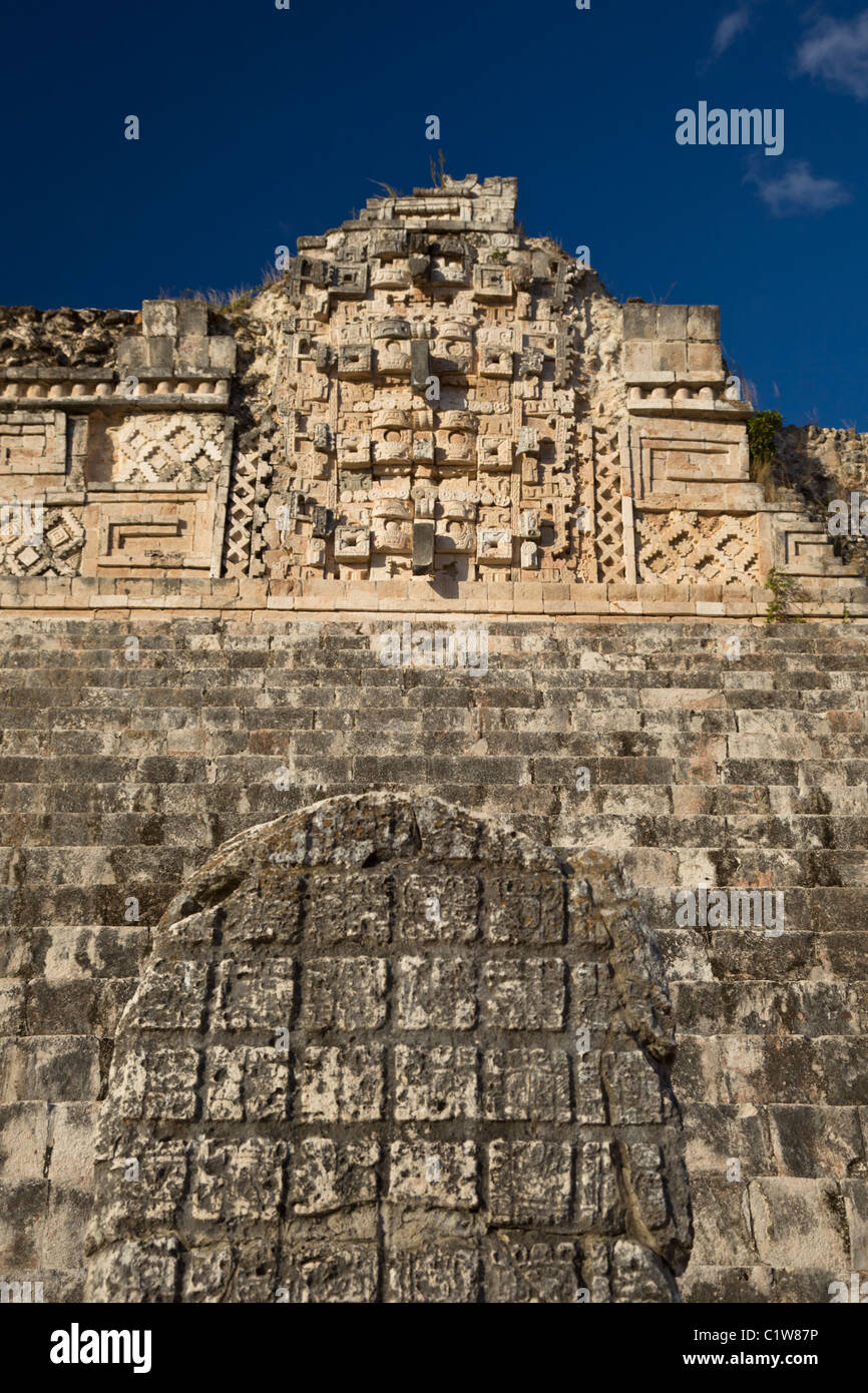 Stone Tablet mit verblassten Maya-Glyphen im Nonnenkloster Viereck im Puuc-Stil Maya Ruinen von Uxmal, Mexiko. Stockfoto