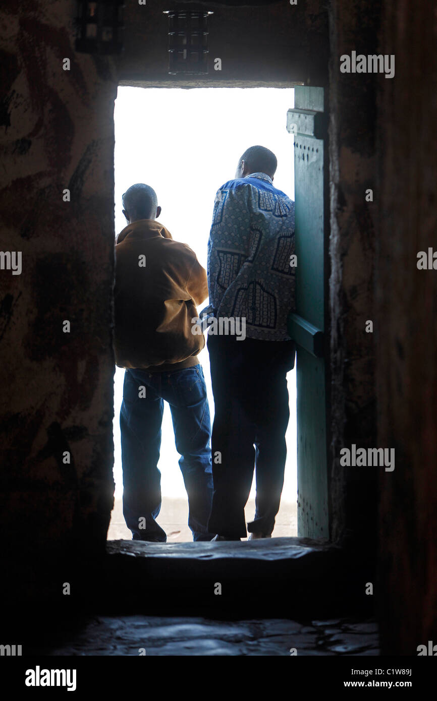 Senegal: Mann an der Tür ohne Wiederkehr (Flugsteig für Sklaven) im Goree Island Slave House Museum Stockfoto