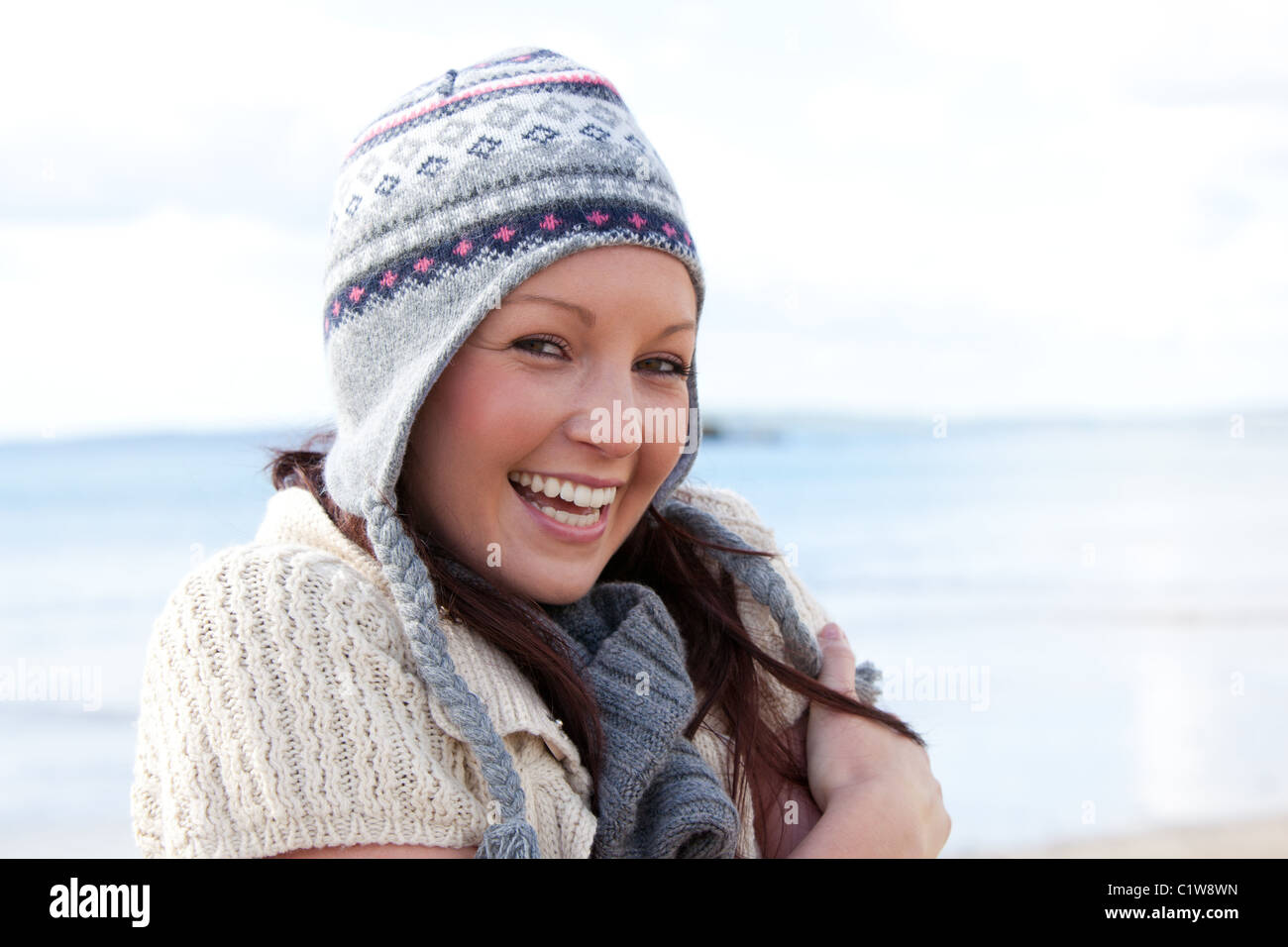 Attraktive junge Frau ist kalt und trägt einen Hut Stockfoto