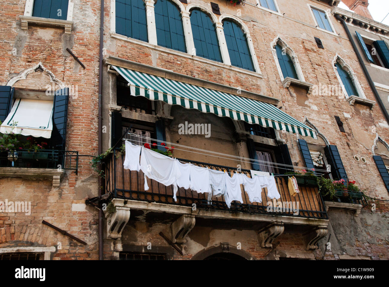 Eine Außenaufnahme des frisch gewaschenen weißen Kleidern auf die hängenden Linie außerhalb einen Balkon in Venedig, Italien. Stockfoto