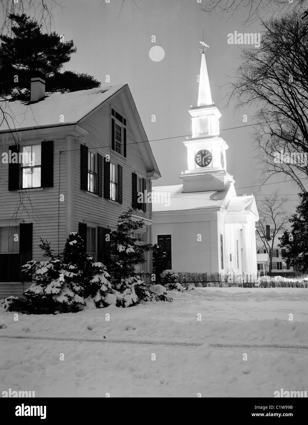 USA, Vermont, Manchester, kongregationalistische Kirche, Nacht-Szene mit Mond Stockfoto