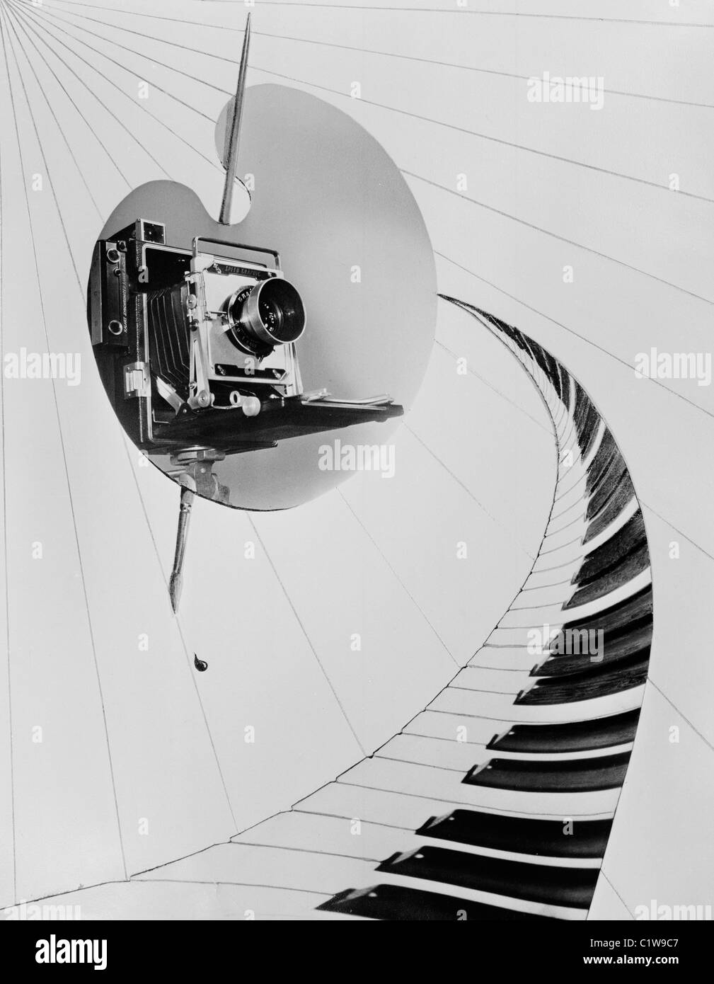 Collage mit Kamera Künstler-Palette und Klavier Tasten Stockfoto
