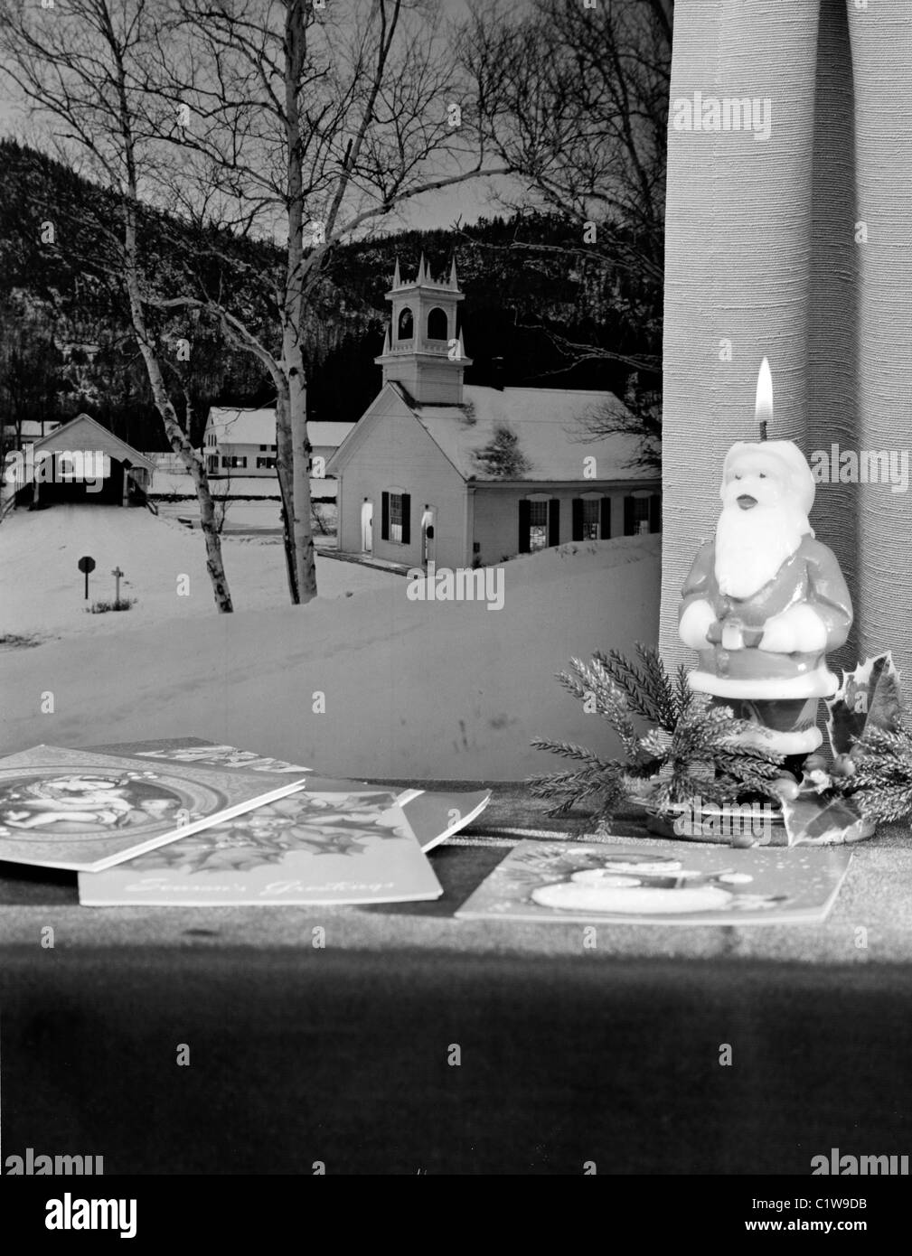 Kirche und überdachten Brücke durch Weihnachts-Fenster gesehen Stockfoto