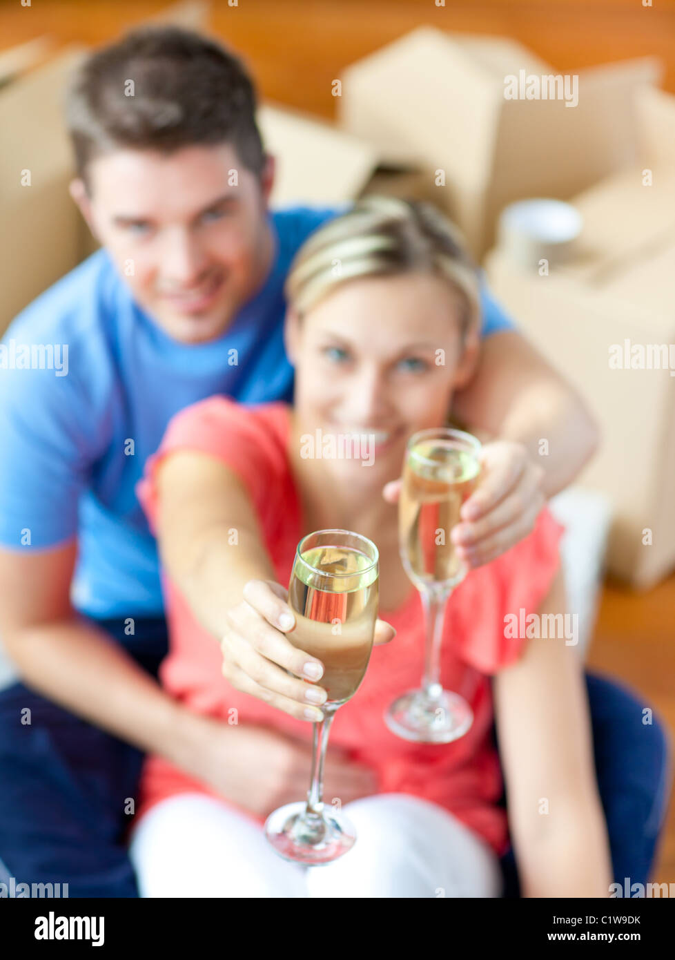 Junges Paar sitzt auf dem Boden in Wohnung Stockfoto