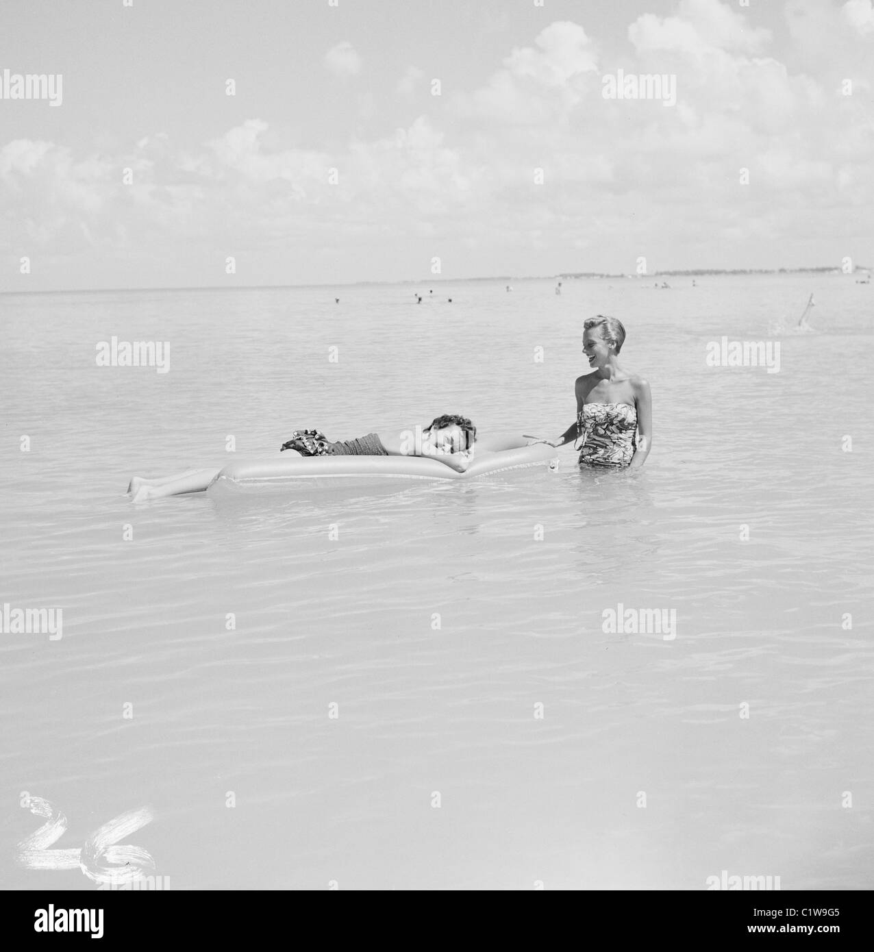 Junge Frauen, die im Meer entspannen Stockfoto