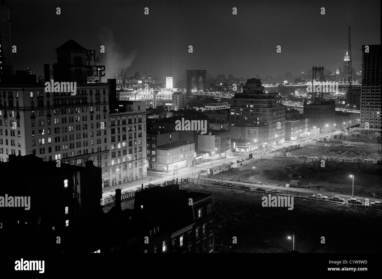 USA, New York City, Ansicht von Brooklyn und Manhattan Brücken in der Nacht von Brooklyn Seite. Stockfoto