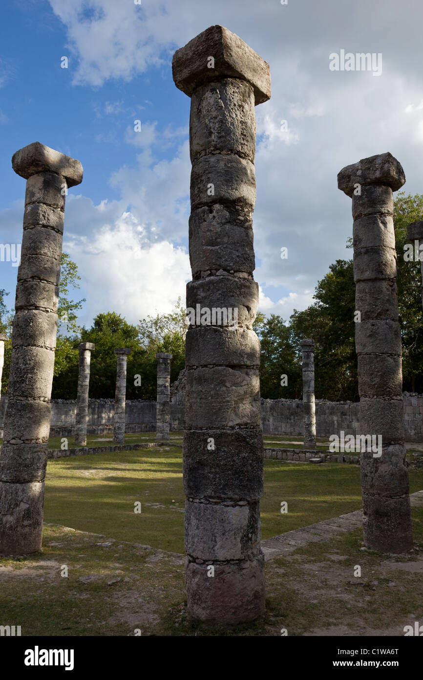 Große Terrasse mit Steinsäulen, Ruinen von Chichen Itza, Halbinsel Yucatan, Mexco El Mercado in der späten klassischen Maya. Stockfoto