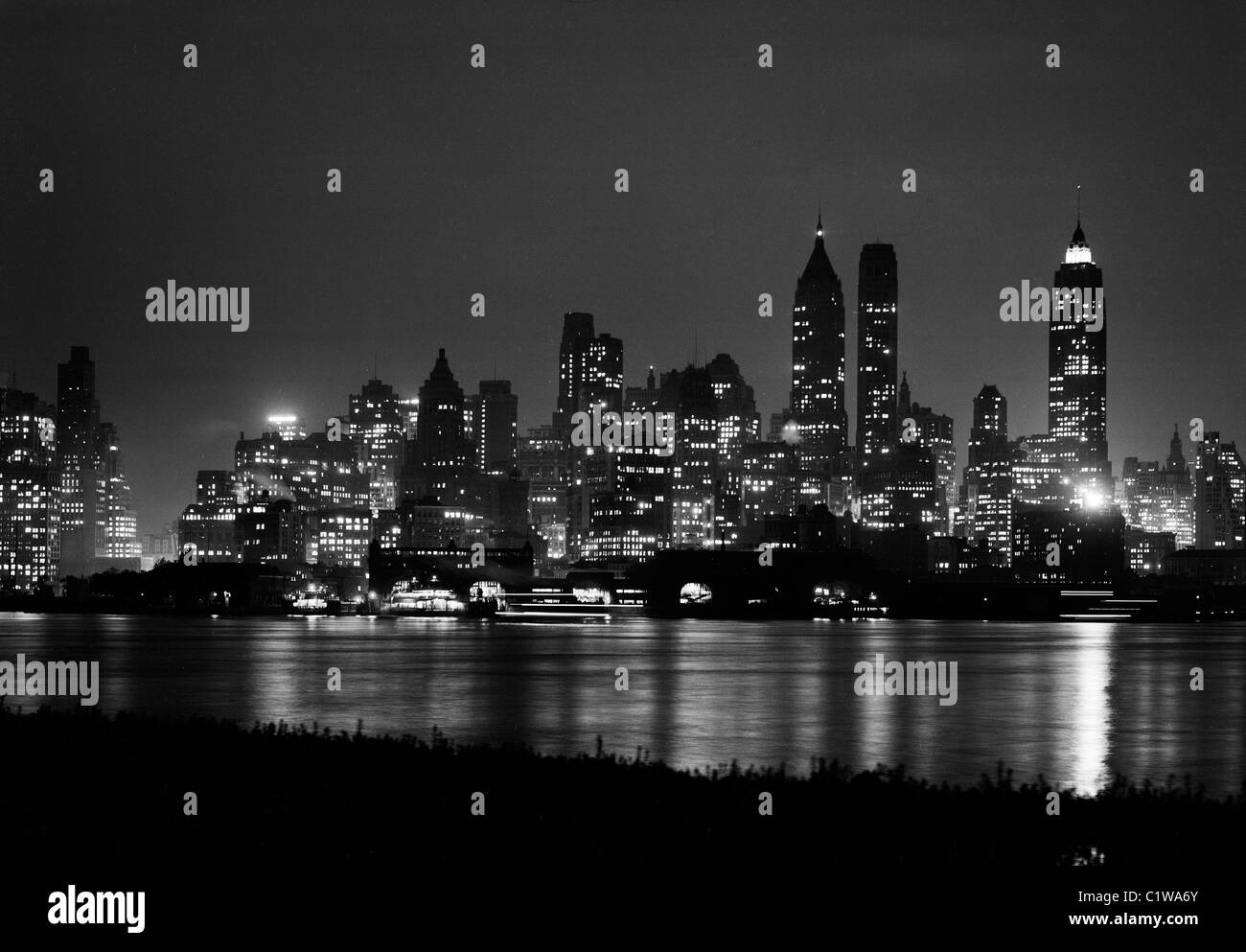 USA, New York City, Lower Manhattan Skyline bei Nacht Stockfoto