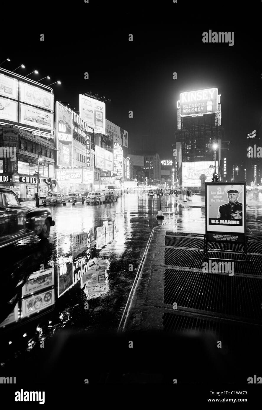 USA, New York City, Nachschlagen von Broadway, am Times Square bei Nacht Stockfoto
