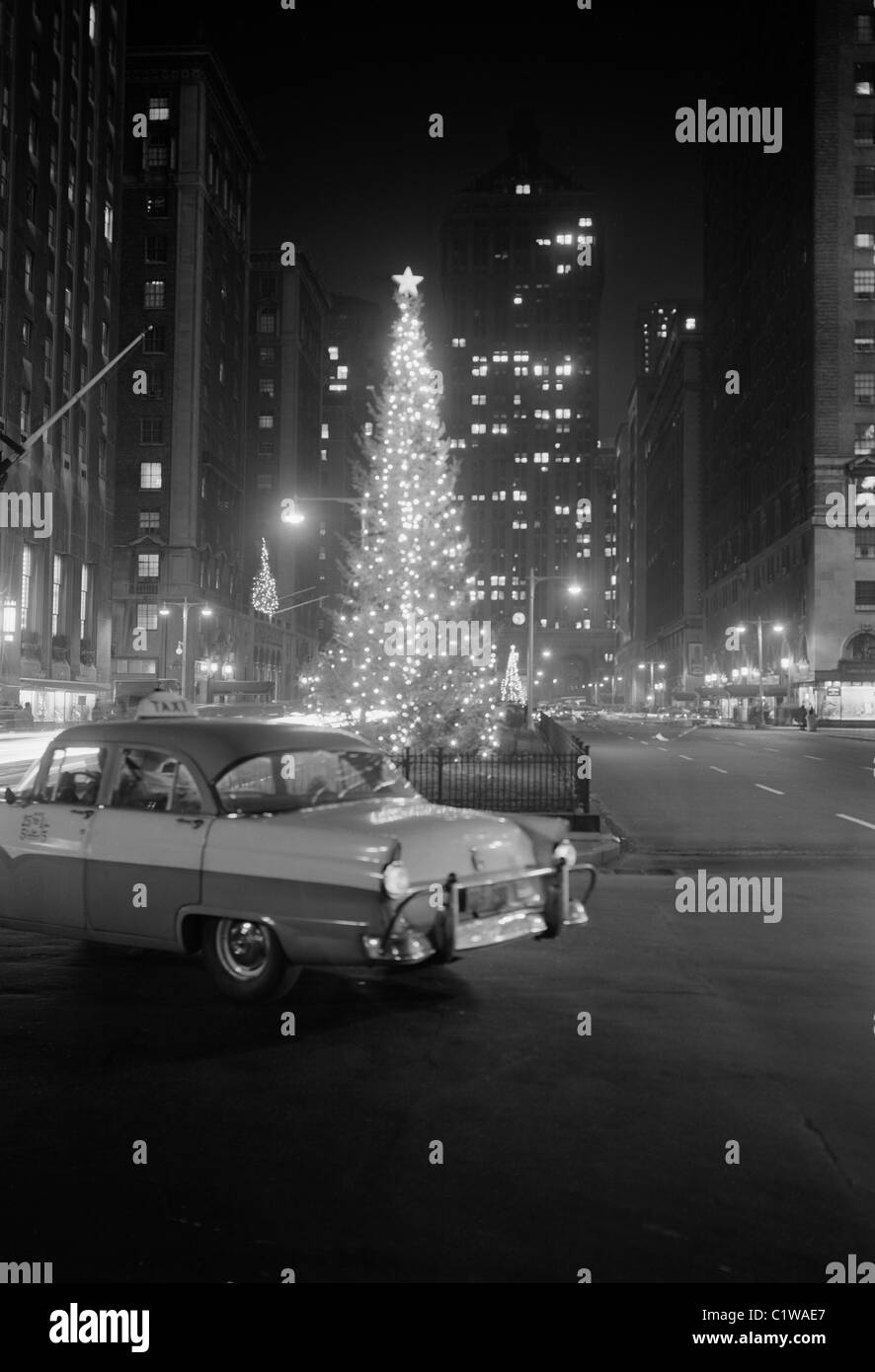 USA, New York State, New York City, Weihnachtsschmuck an der Park Avenue gesehen von 51st Street, 1956 Stockfoto
