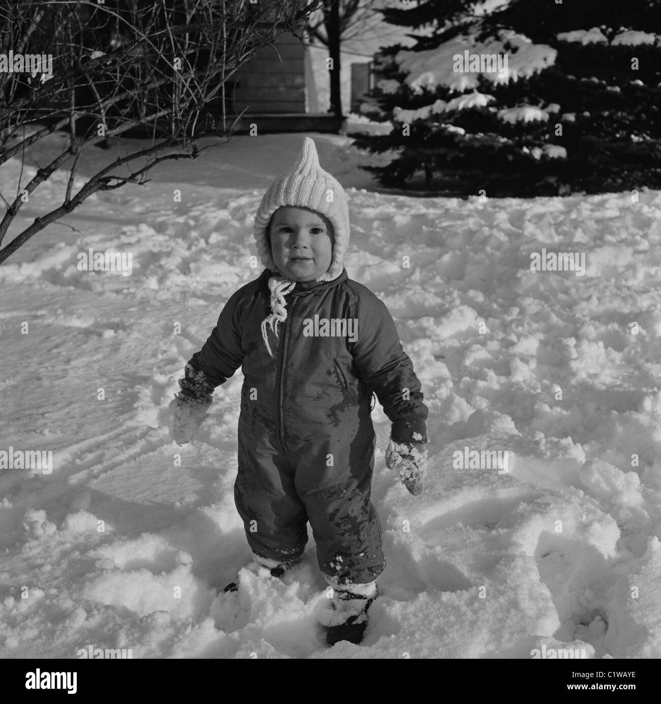 Babymädchen in Winterkleidung Stockfoto