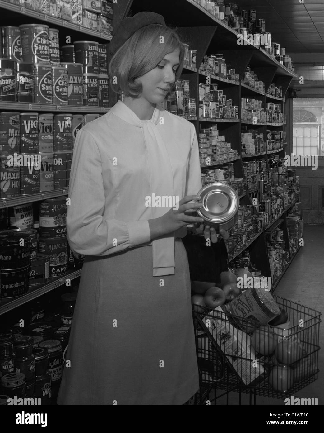 Frau lesen Etiketten im Supermarkt Stockfoto