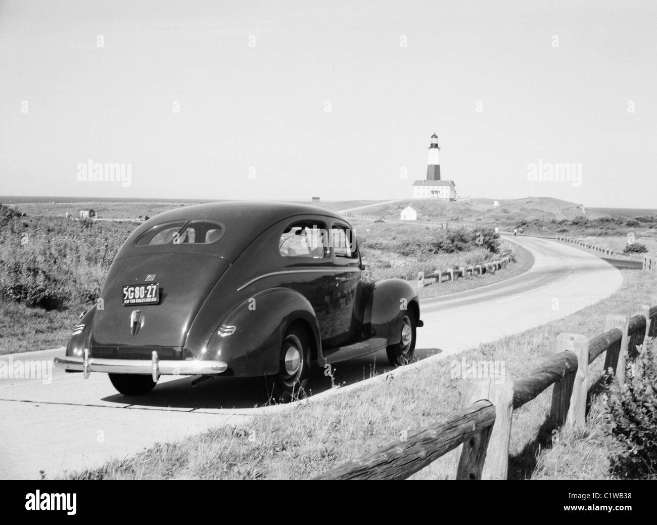 USA, New York, Auto nähert sich Montauk Point Lighthouse Stockfoto