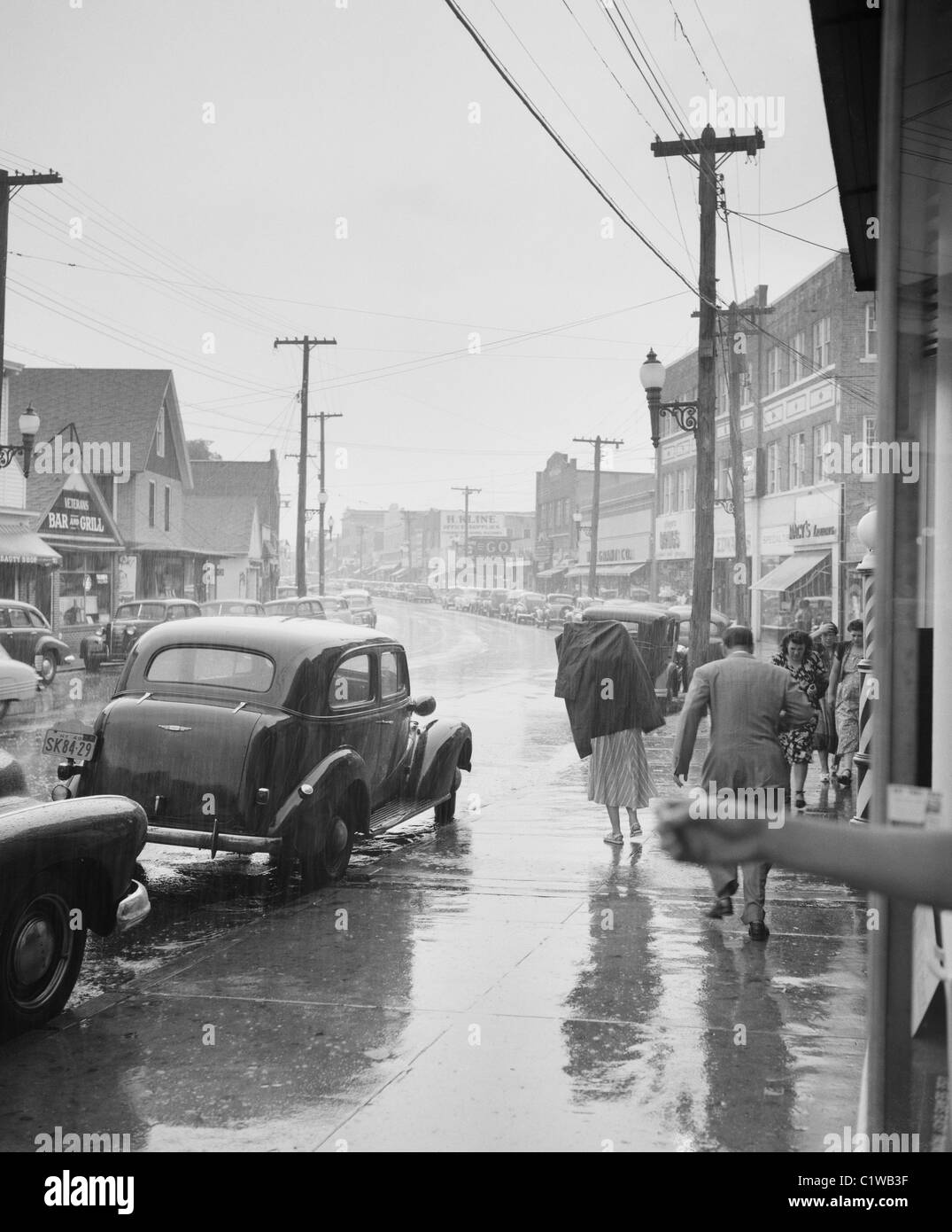 Bay Shore, Long Island, New York, USA Regen auf der Main Street Stockfoto