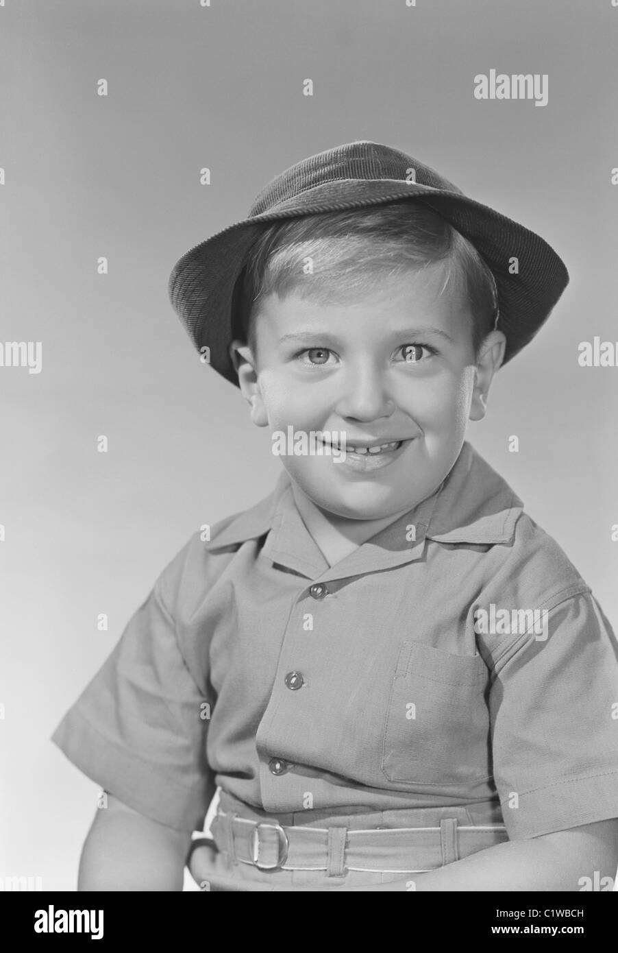 Studio-Porträt eines jungen Pfadfinder Uniform Stockfoto
