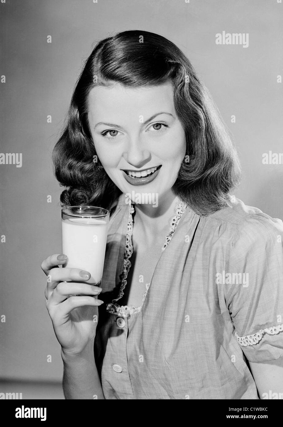 Junge Frau mit Glas Milch Stockfoto