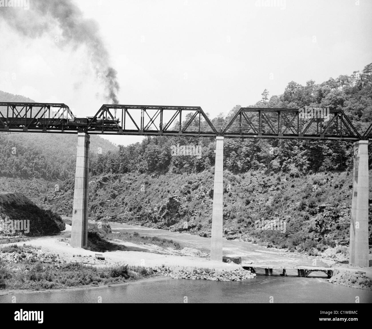 USA, North Carolina, südlichen Eisenbahnbrücke über Little Tennessee River Stockfoto
