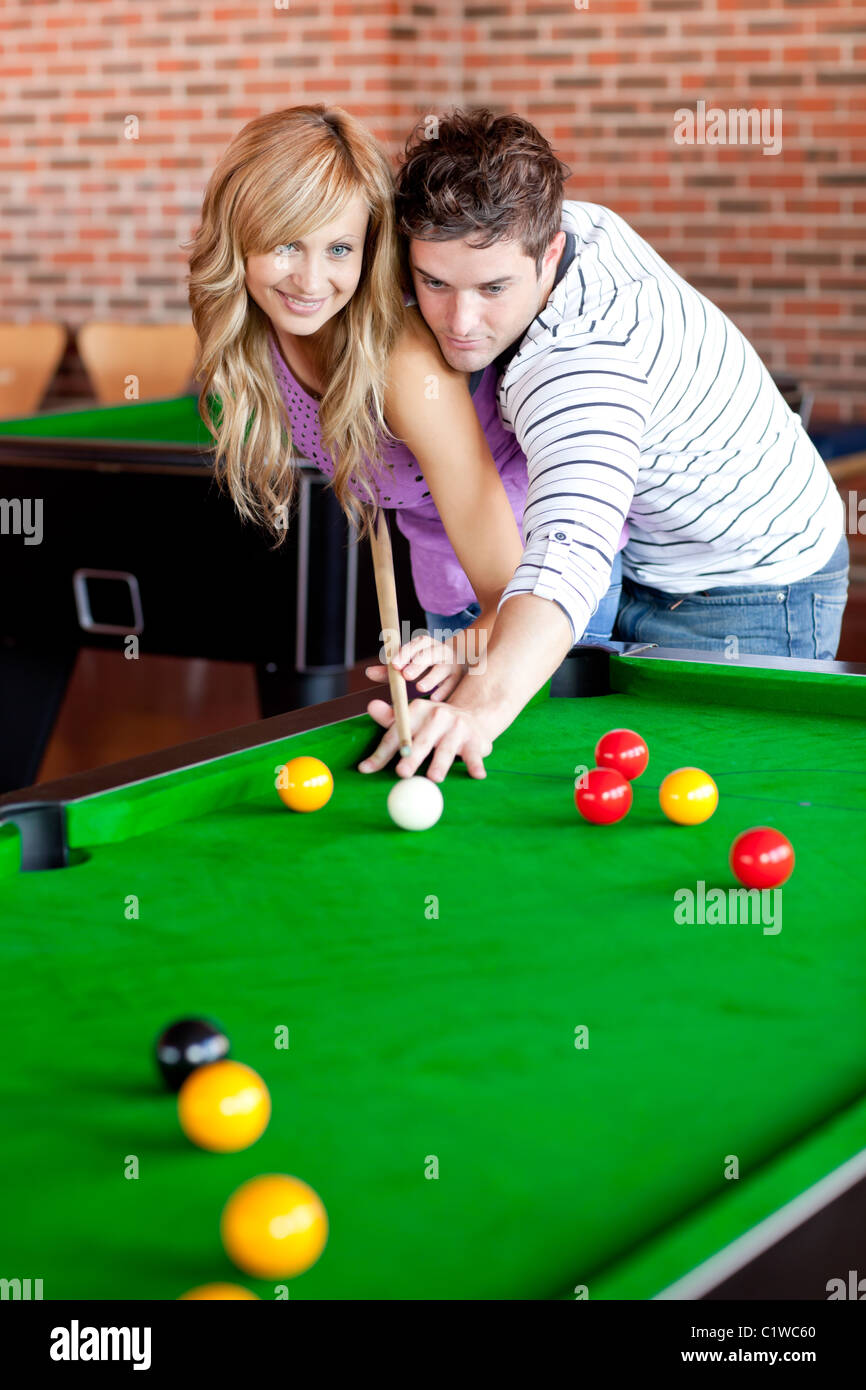 Liebevoller Freund seine Freundin lernen, Billard spielen Stockfotografie -  Alamy