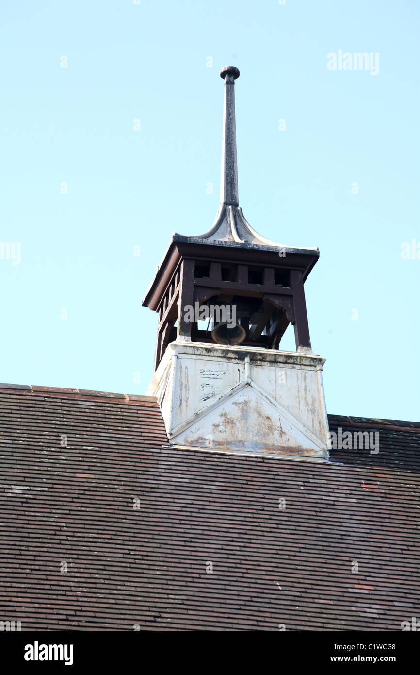 Glockenturm am Schulhaus Stockfoto