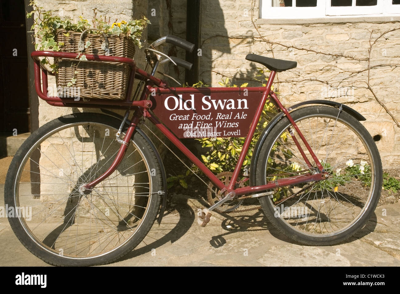 England Oxfordshire Minster Lovell Old Swan Inn Zyklus Zeichen Stockfoto