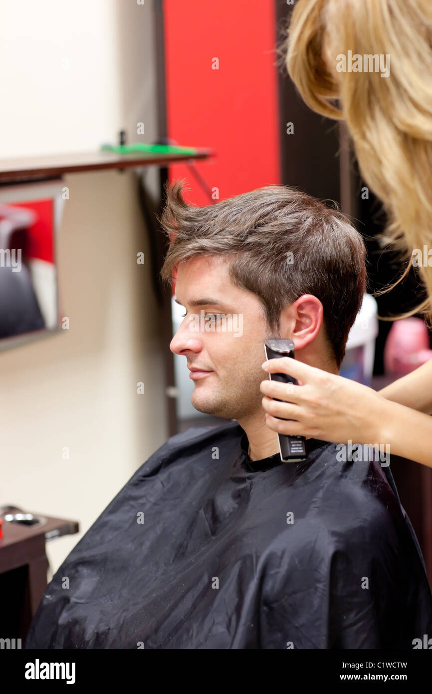 Junger Mann wird rasiert Stockfoto