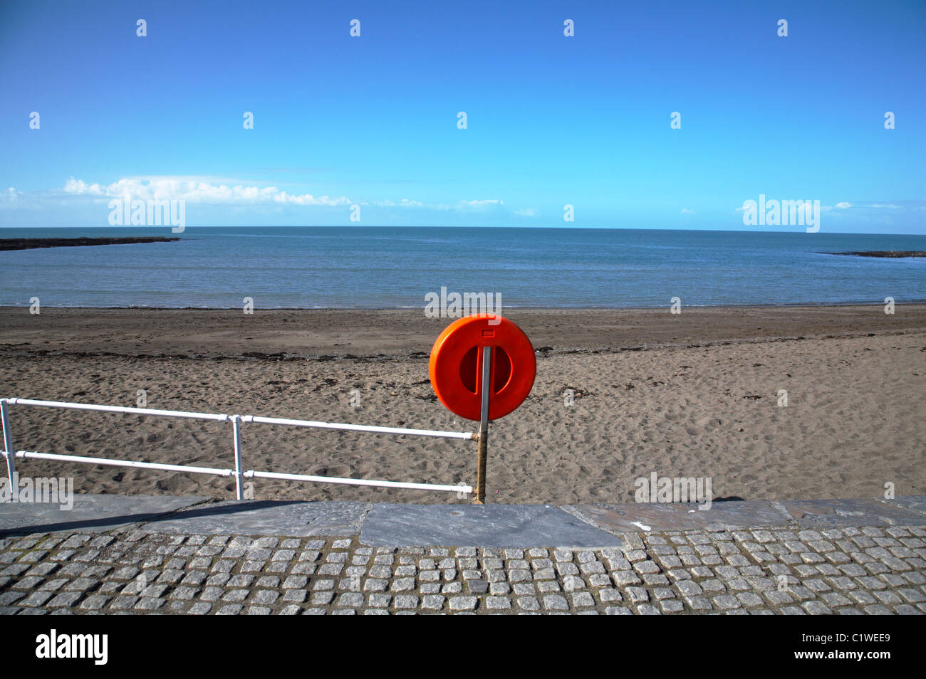 Lifebouy am Badeort im Vereinigten Königreich Stockfoto