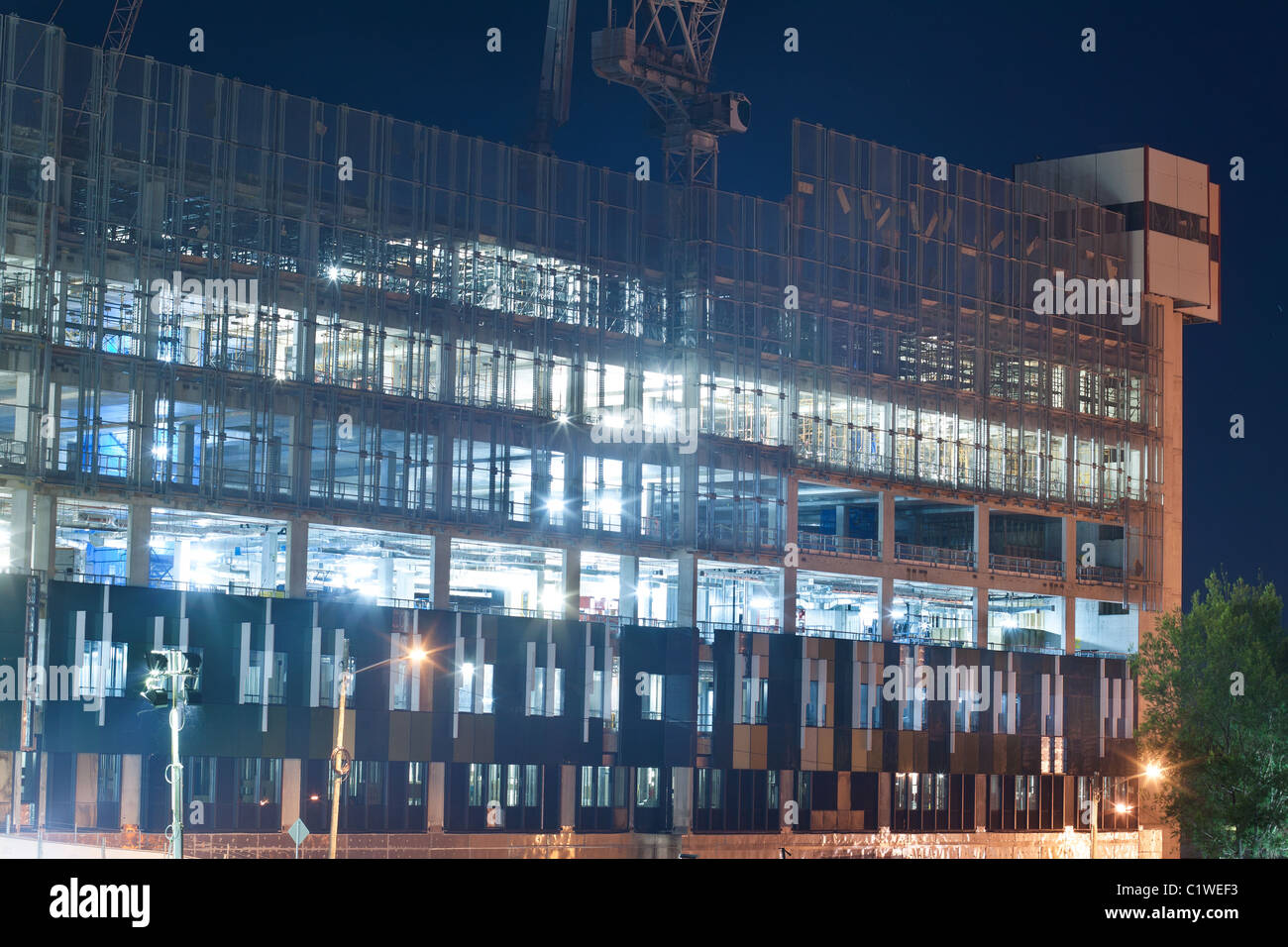 Screen-System auf der Bau in der Nacht (Gold Coast, Queensland, Australien, März 2011) Stockfoto