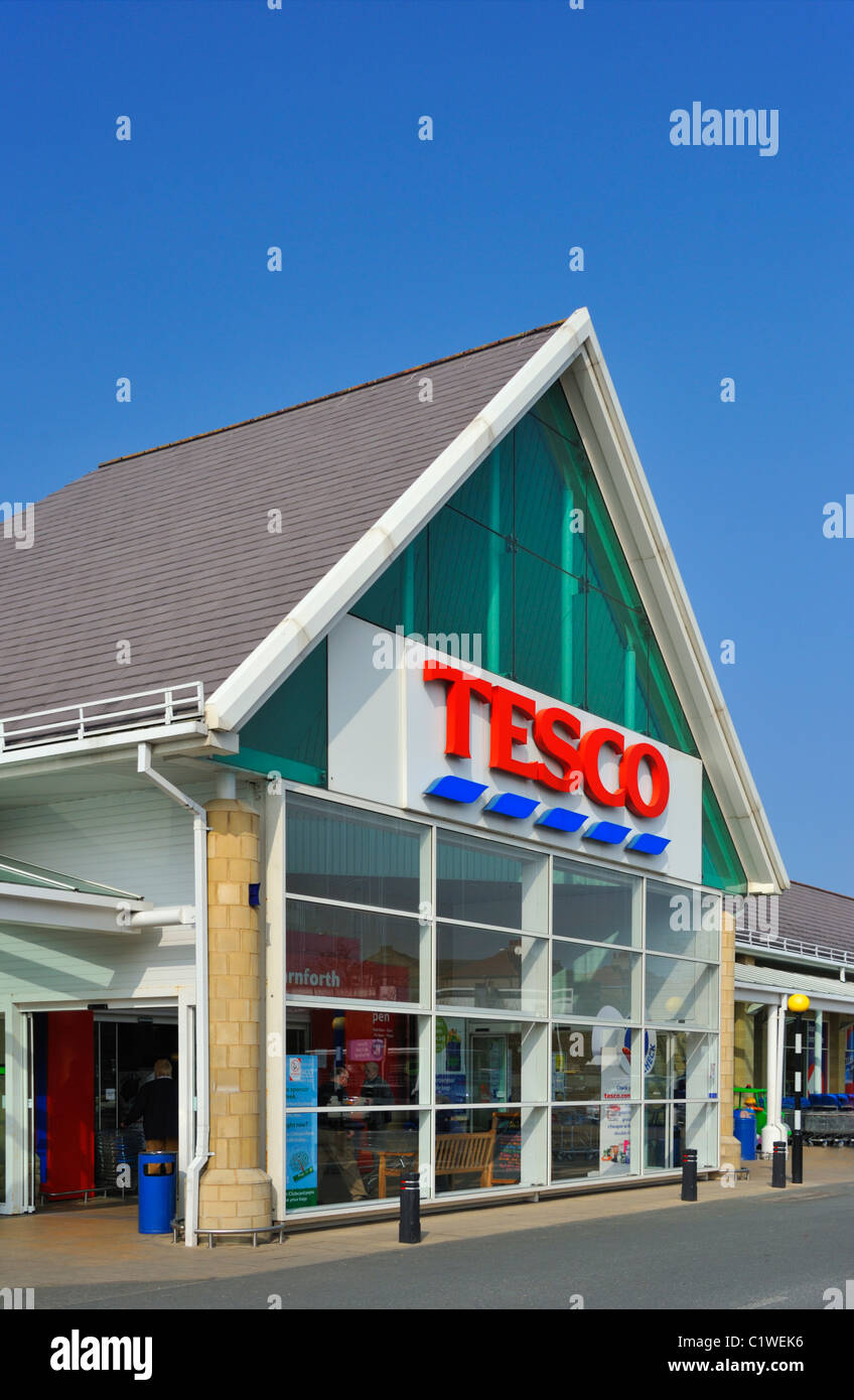 Tesco-Supermarkt. Loge, Steinbruch, Lancaster Road, Carnforth, Lancashire, England, Vereinigtes Königreich, Europa. Stockfoto