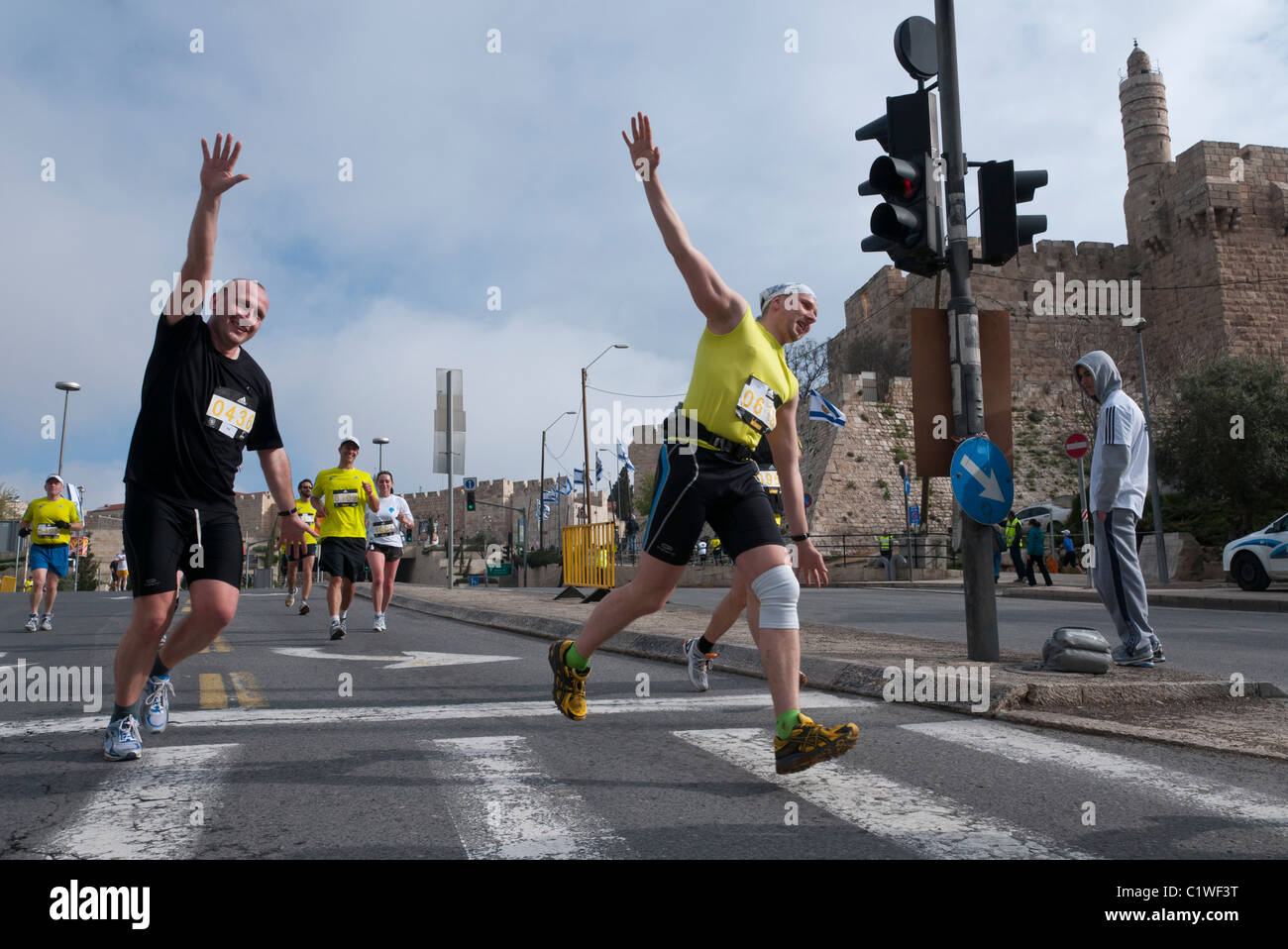 JERUSALEM, ISRAEL - 25. März 2011. Der erste internationale Jerusalem Marathon. Läufer auf die Altstadt Stockfoto