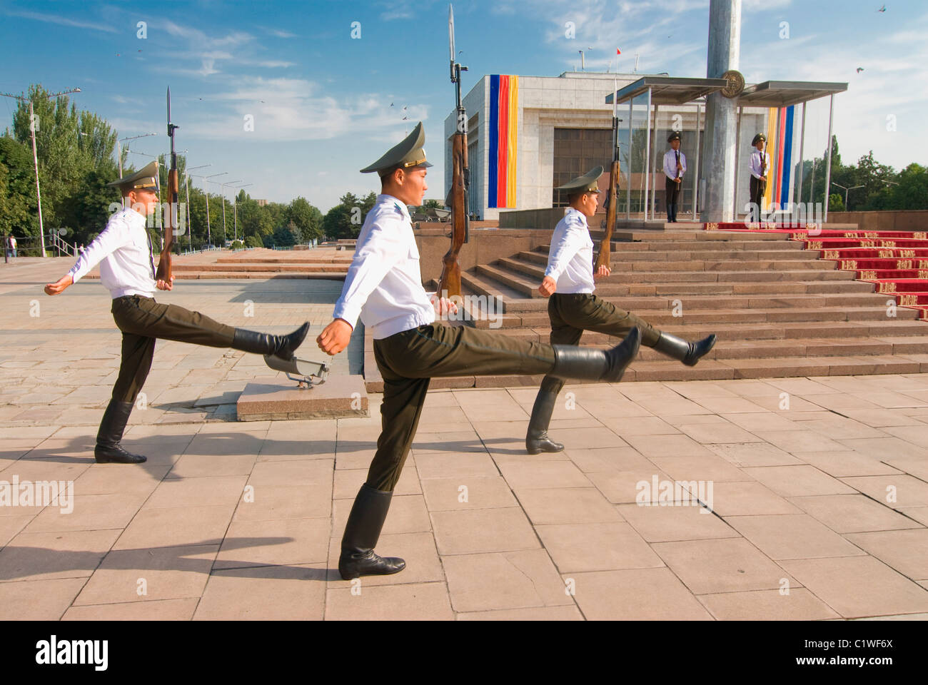 Kirgisistan, Chuy Provinz, Bishkek, Soldaten an der Ala-Too-Platz Stockfoto