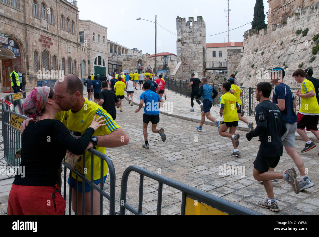 JERUSALEM, ISRAEL - 25. März 2011. Der erste internationale Jerusalem Marathon. Läufer auf die Altstadt Stockfoto