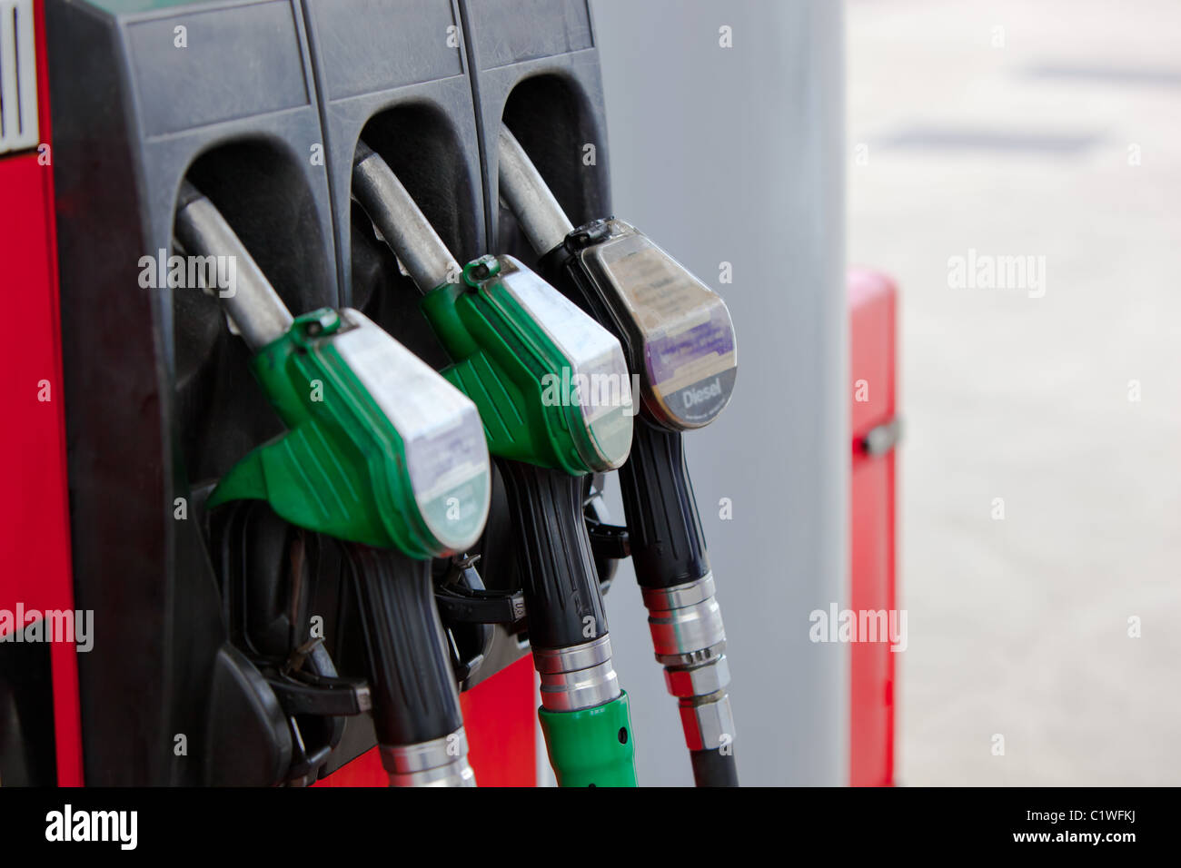 Nahaufnahme von einem Benzin Pumpen Düsen in einer Tankstelle Stockfoto