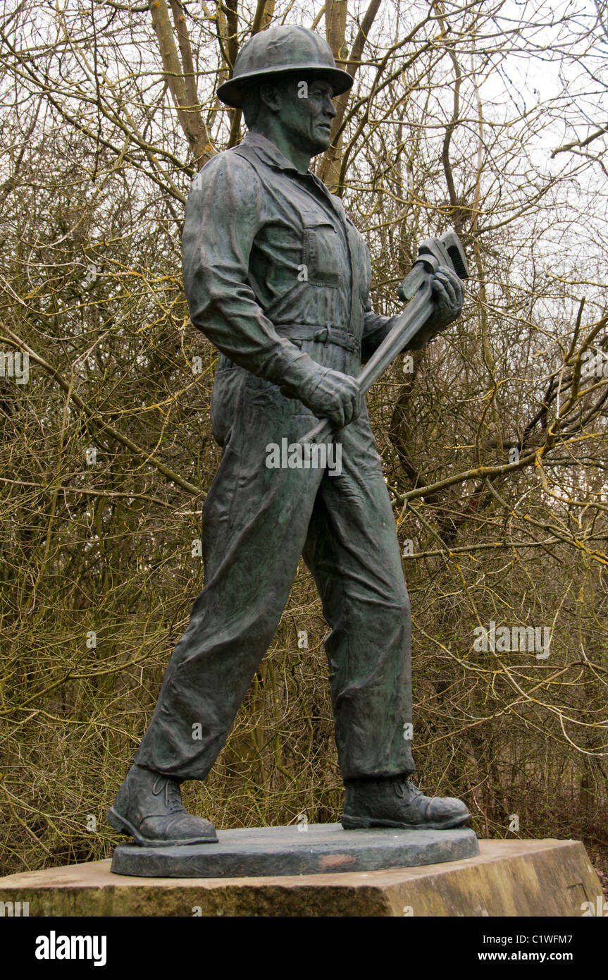 Der Öl-Patch-Krieger, eine Statue von Jay O'Melia.  Dukes-Holz-Öl-Museum und das Naturschutzgebiet, Nottinghamshire, England, UK Stockfoto