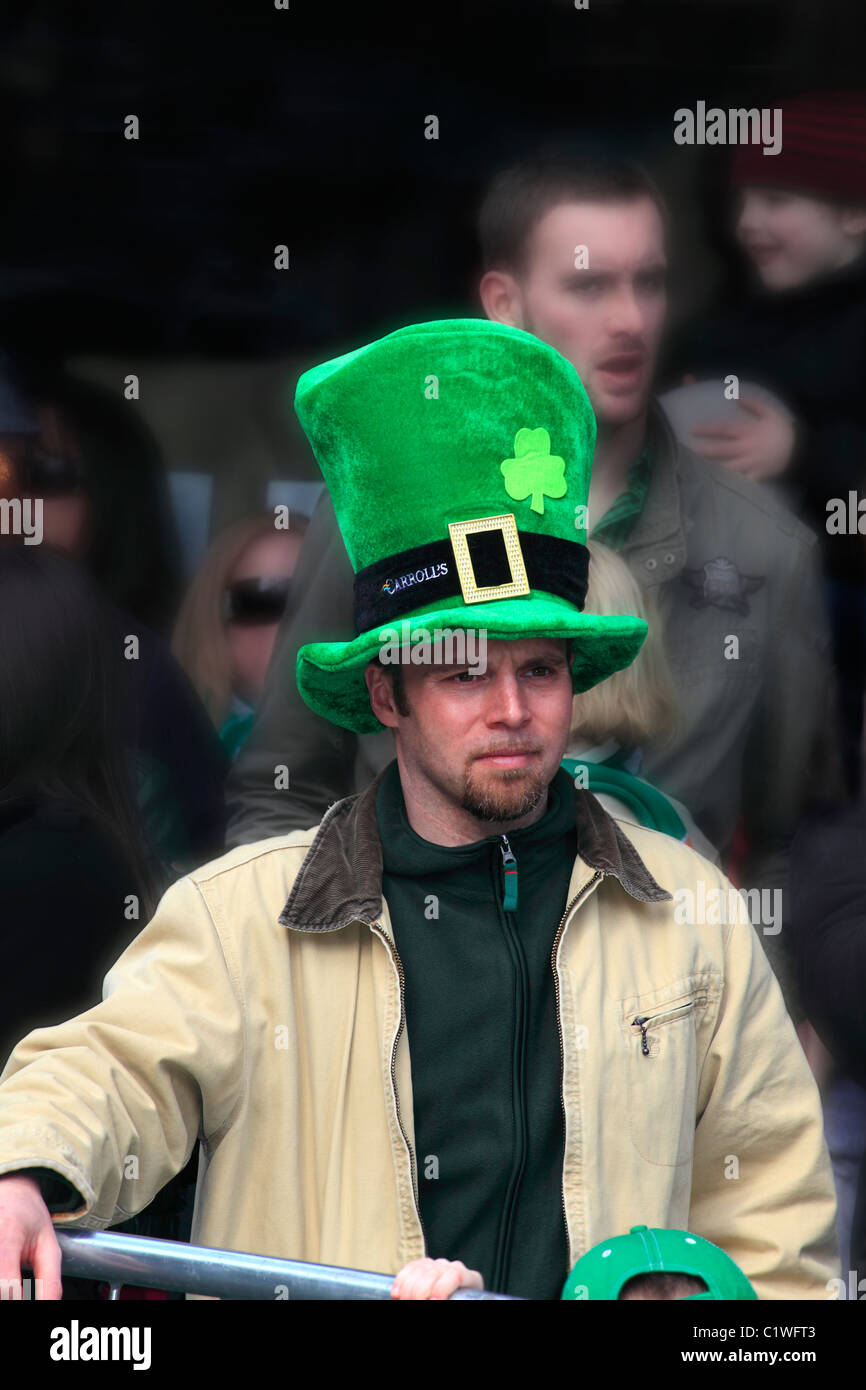 Zuschauer mit grünem Hut, St... Patricks Day Parade in Dublin, Irland Stockfoto