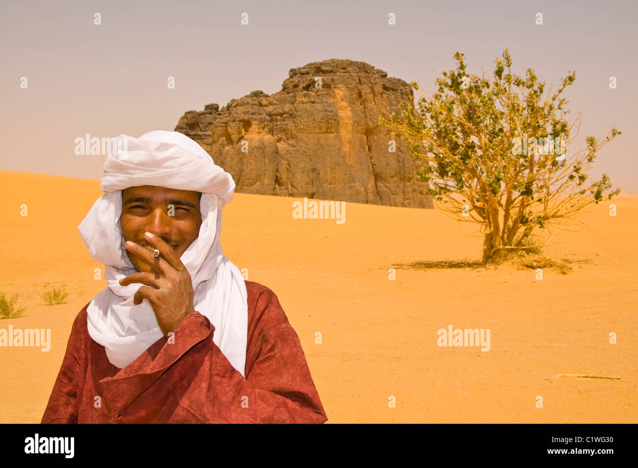 Algerien, Porträt des Rauchens Tuareg in der Sahara, La Vache Qui pleure Stockfoto