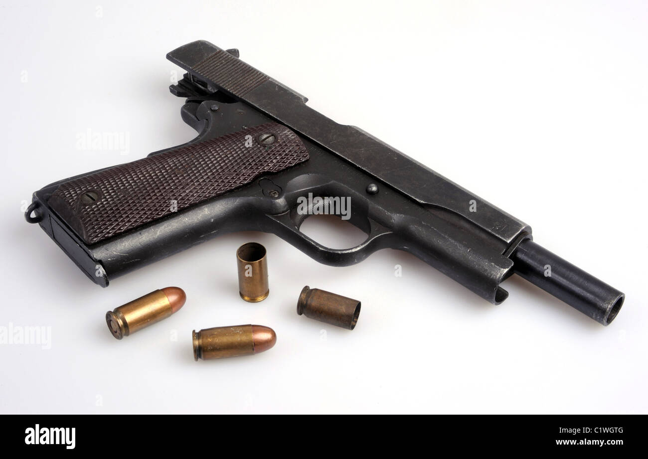Die allgegenwärtigen Colt.45 automatische Pistole. Leeren Hülsen und live Munition. Stockfoto