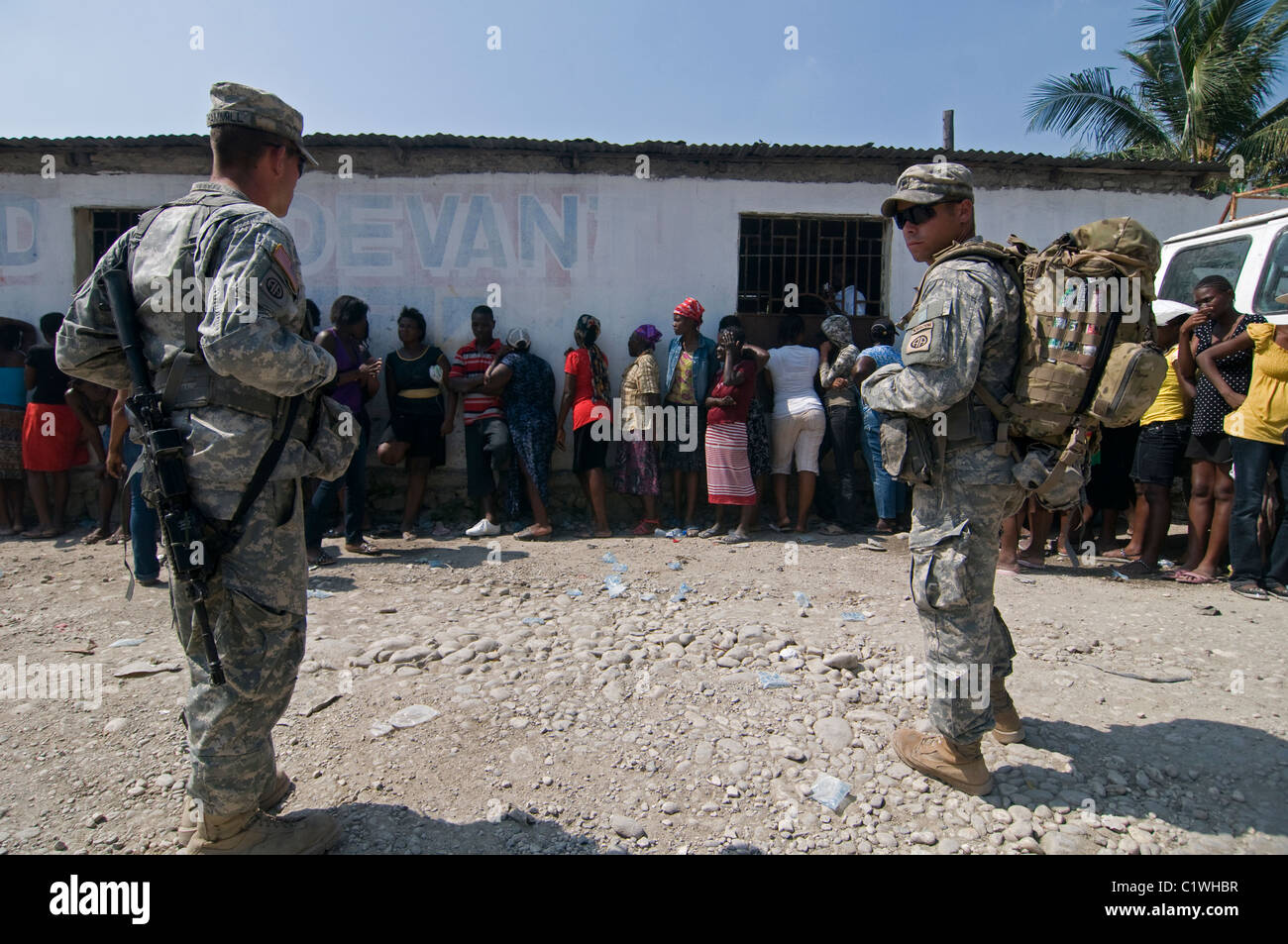 US Marine Soldaten stand Guard bei der Verteilung von Nahrungsmitteln in Port-au-Prince nach einem Erdbeben der Stärke 7.0 in Haiti am 12. Januar 2010 schlug Stockfoto