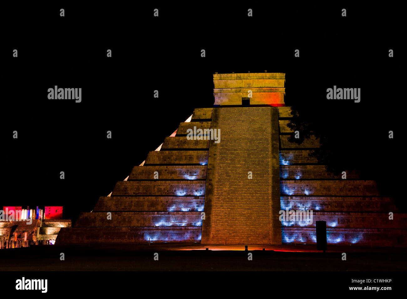 Light &amp; sound Show im Kukulkan Pyramide oder "El Castillo", Chichen Itza, Mexco Abend. Stockfoto