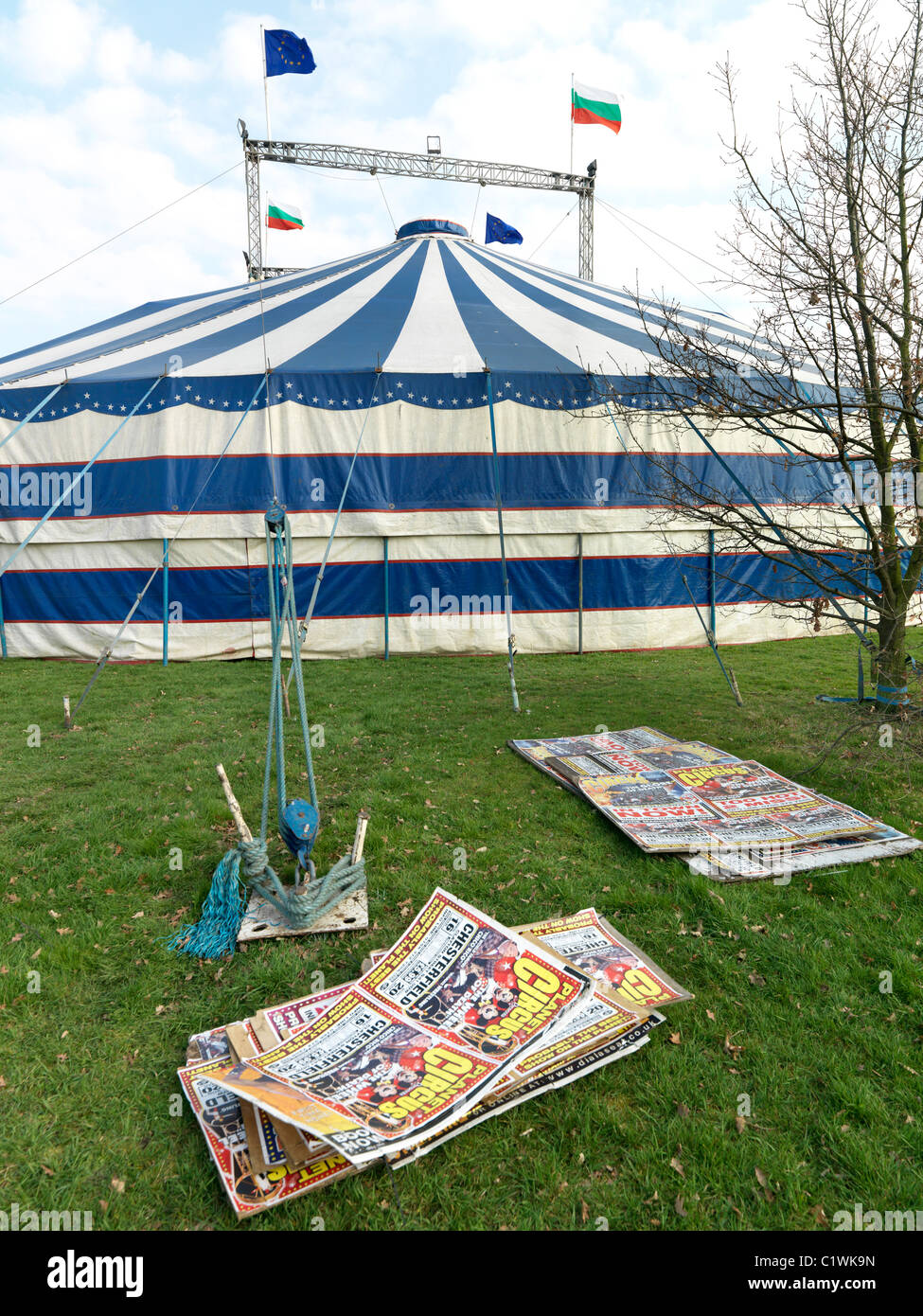 Blau-weißen Zirkuszelt Chapiteau Stockfoto