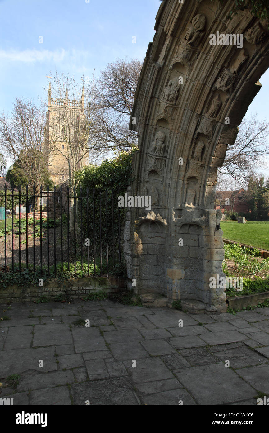 Eingangstor zur Passage verbindet Kreuzgang mit der Kapitelsaal der Abtei von Evesham über 1316 Worcestershire England UK Stockfoto