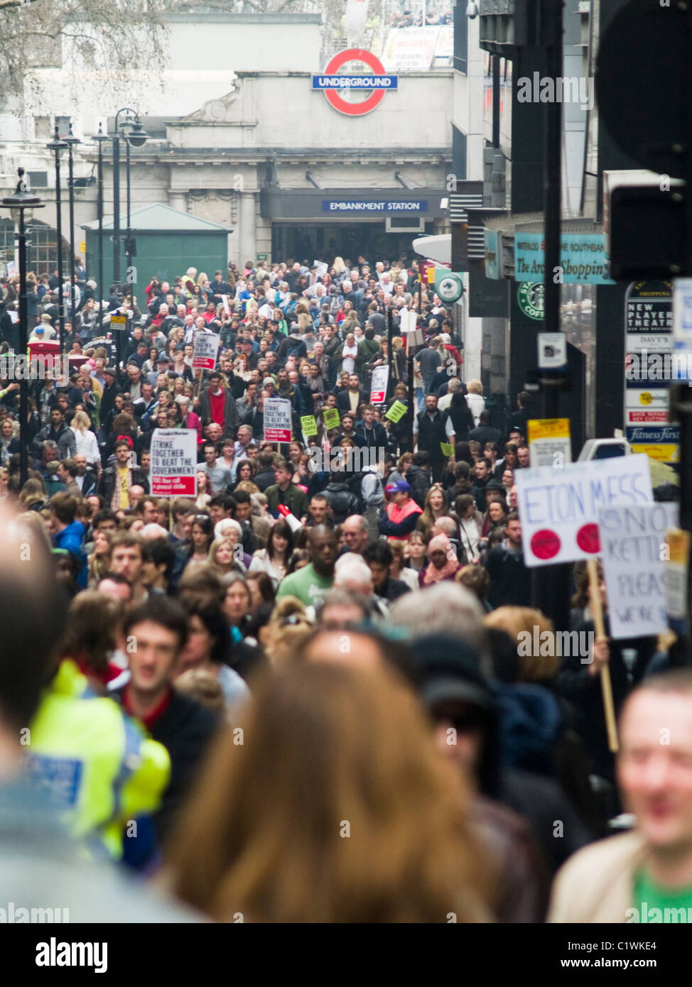 Demonstranten Spaziergang-Villiers Straße als sie schneidet nehmen Sie Teil an einer Demonstration gegen die Regierung in London. Stockfoto