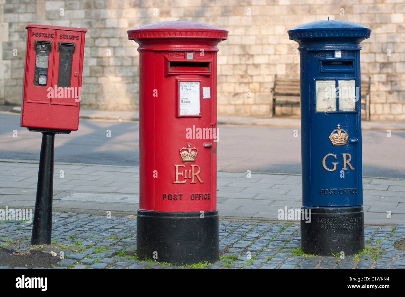 Ein blau Royal Mail-Briefkasten (George Regina) neben einem häufiger rot ein (Elizabeth Regina) in Windsor, Berkshire, UK. Stockfoto