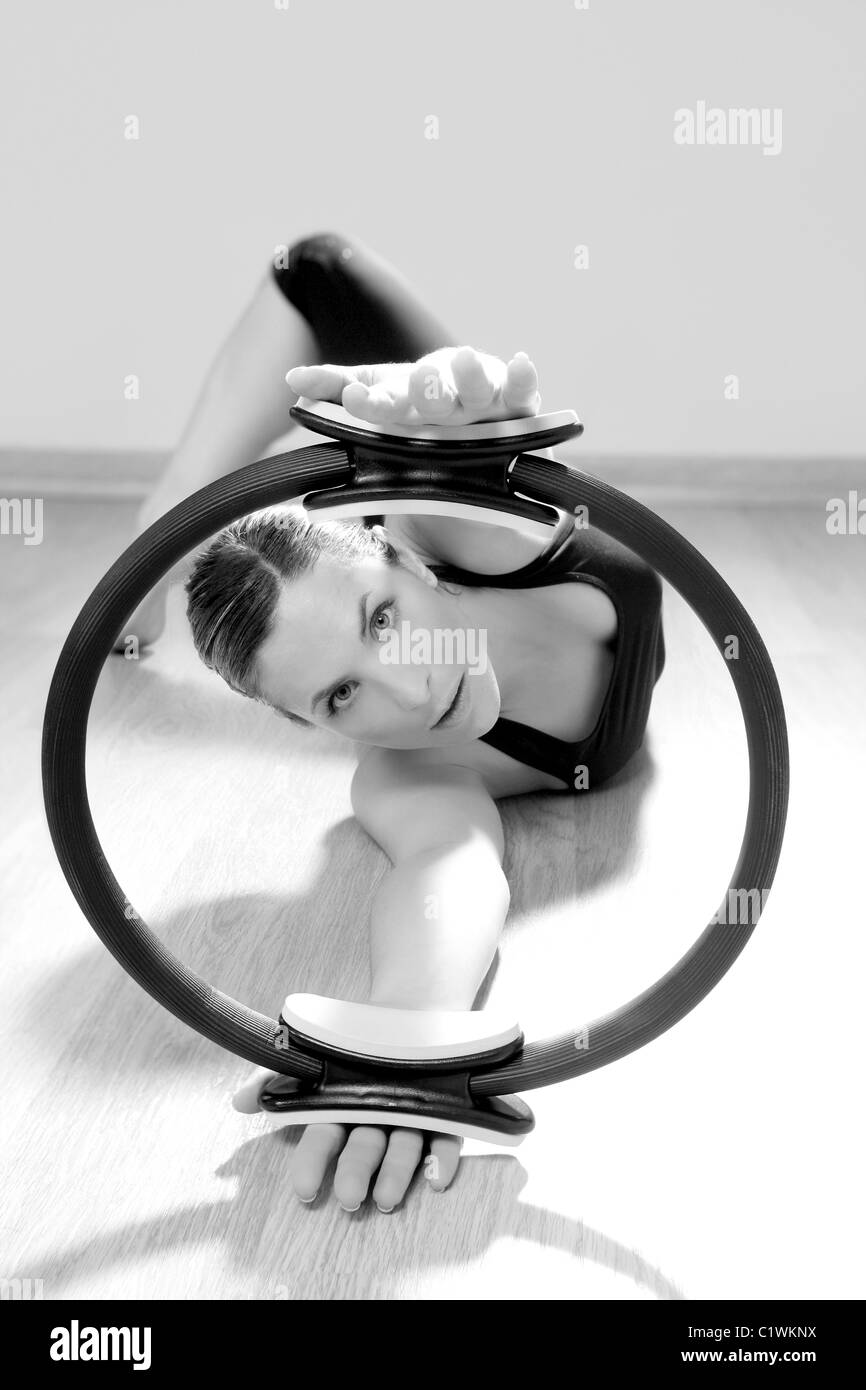 Magic Ring Frau Aerobic Sport Gym Pilatesübungen auf Holzboden Stockfoto