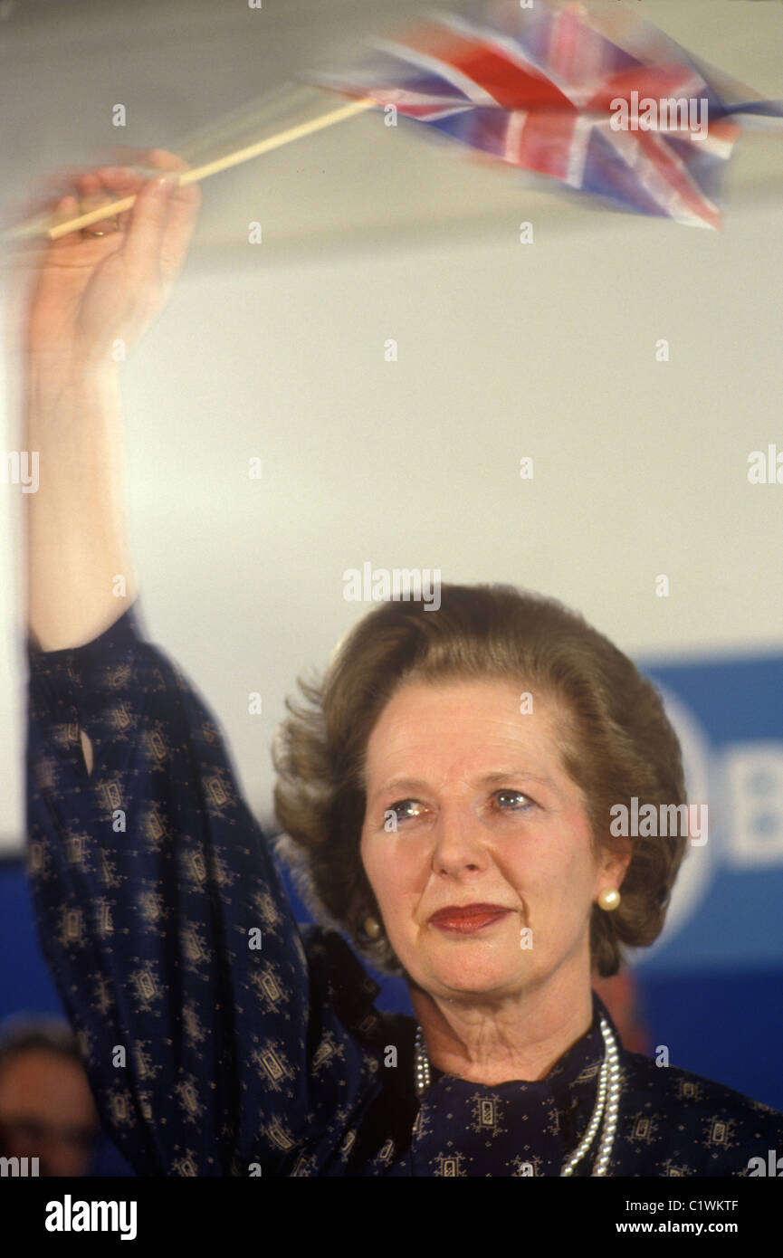 Frau Margaret Thatcher Wahl 1983 winken Union Jack Flagge mit Tränen in den Augen. 1980 s HOMER SYKES Stockfoto